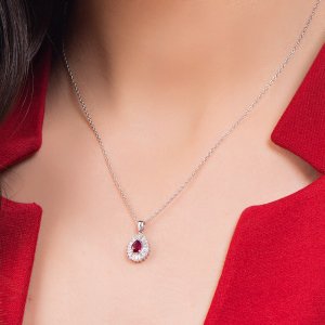 0,35 Karat Pırlanta Bagetli Yakut Kolye