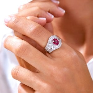 2,78 Karat Pırlanta Bagetli Yakut Yüzük