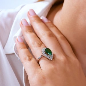 0,88 Karat Pırlanta Damla Zümrüt Yüzük